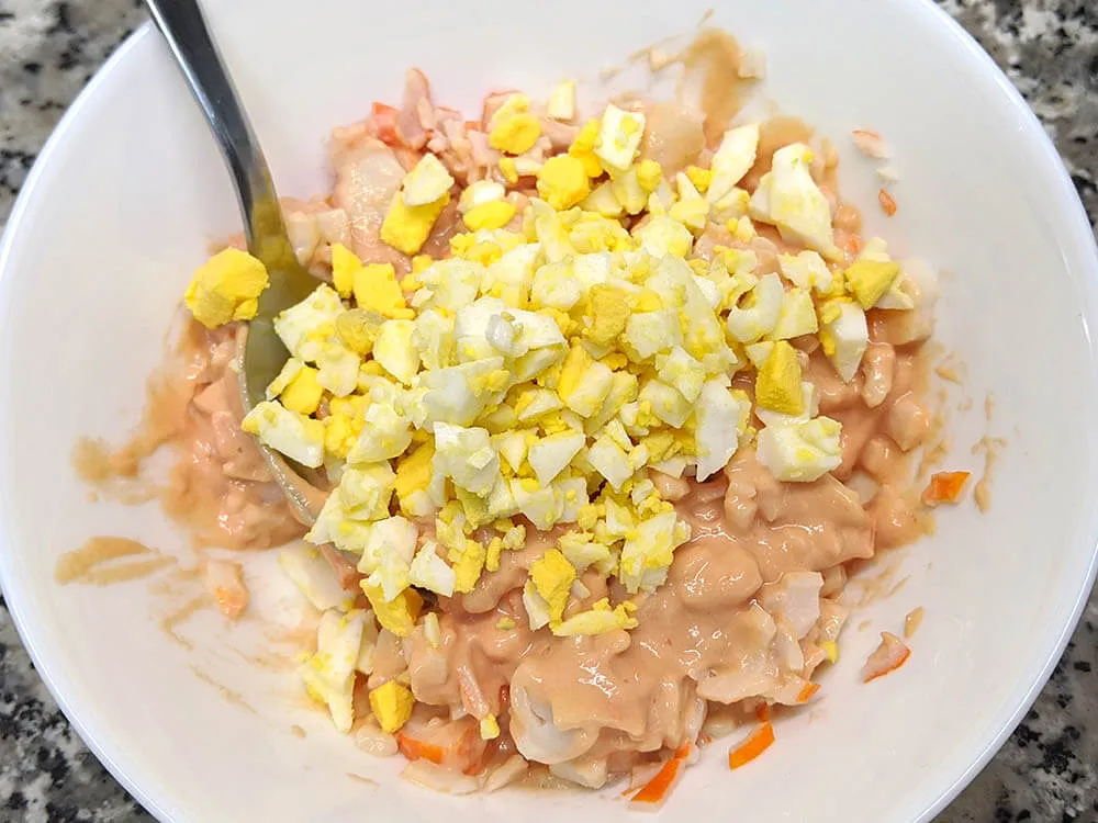 Barritas de surimi picadas, salsa rosa y huevo cocido.