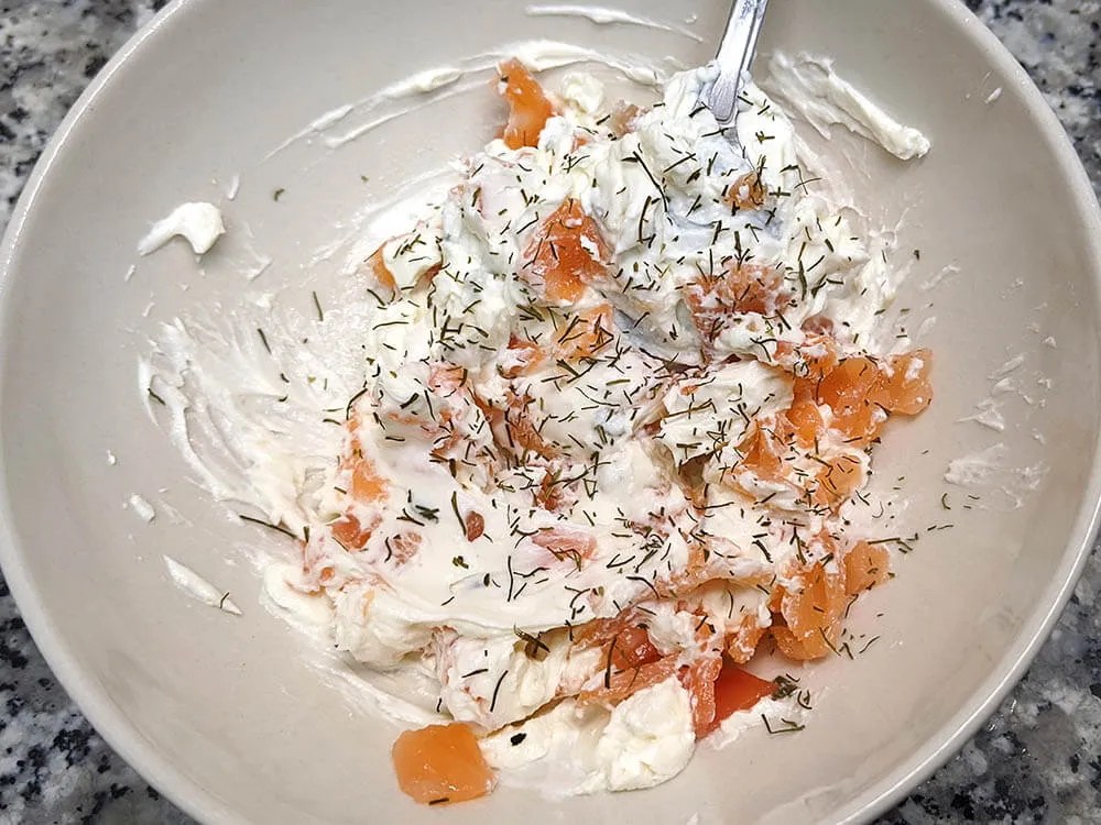 Queso de untar, salmón ahumado picado y eneldo.