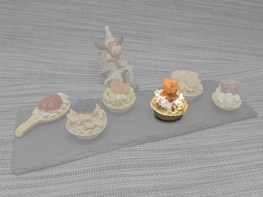 Tartaleta con queso de untar y salmón ahumado picado.