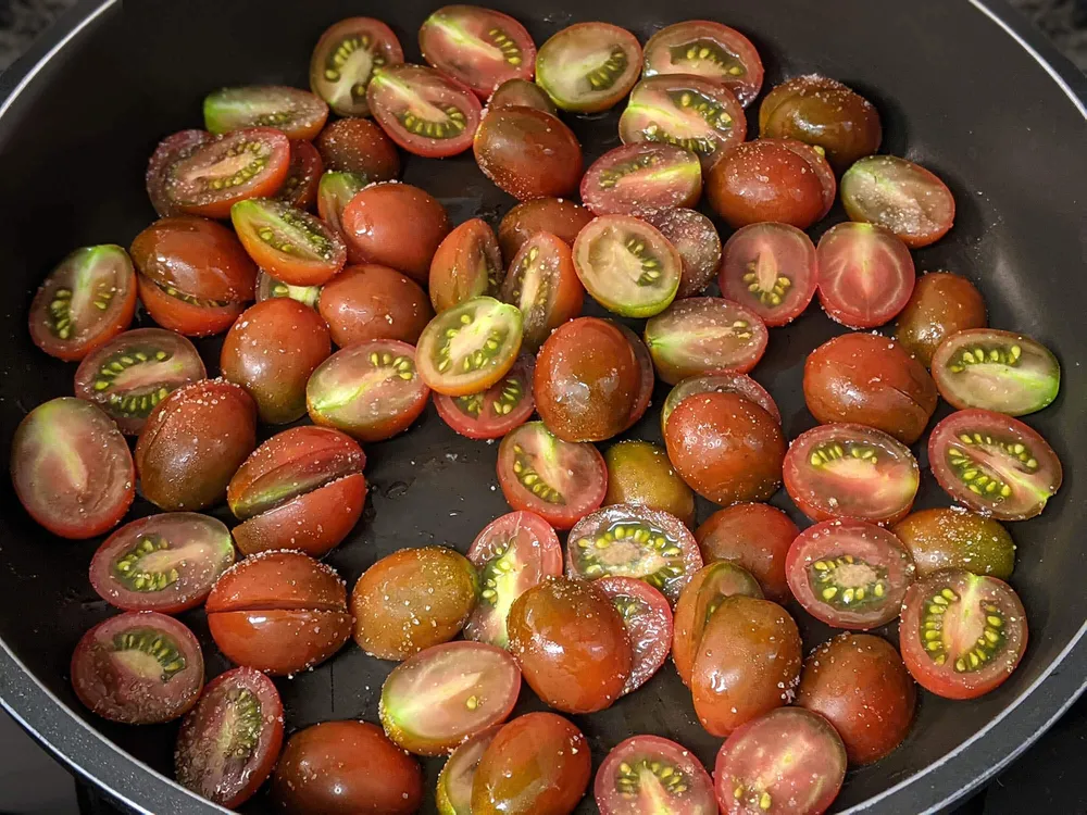 Salteado de tomates cherry.