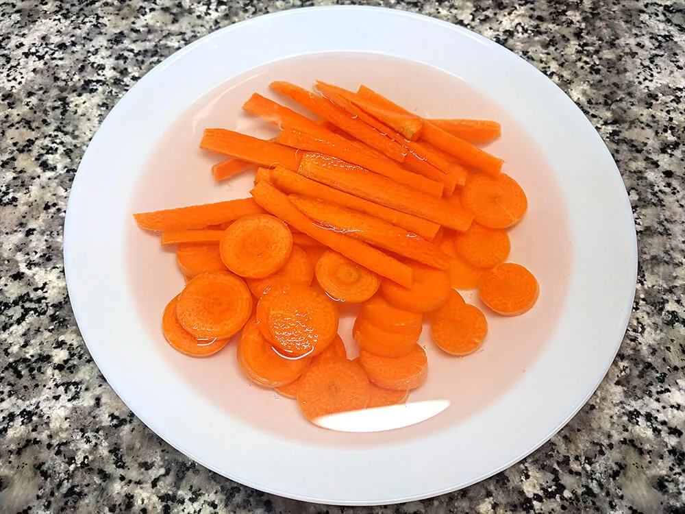 Zanahorias peladas y cortadas.