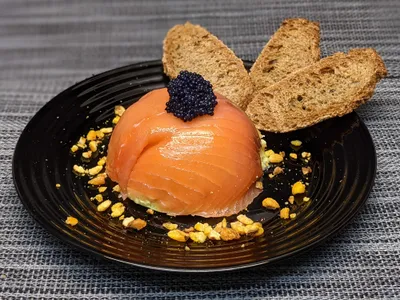 Timbal de salmón y aguacate