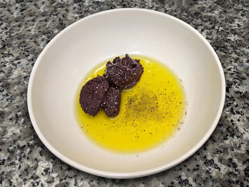 Olivada, aceite de oliva, sal y pimienta.