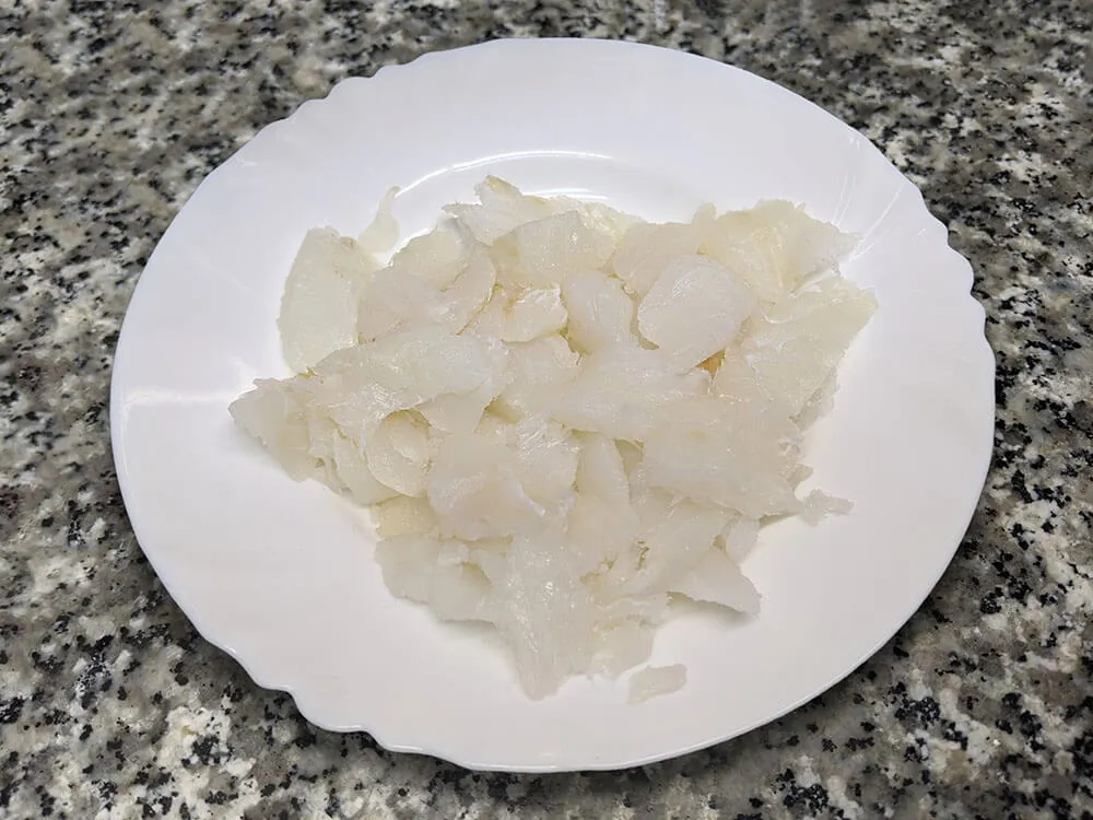 Bacalao desalado y desmigado.