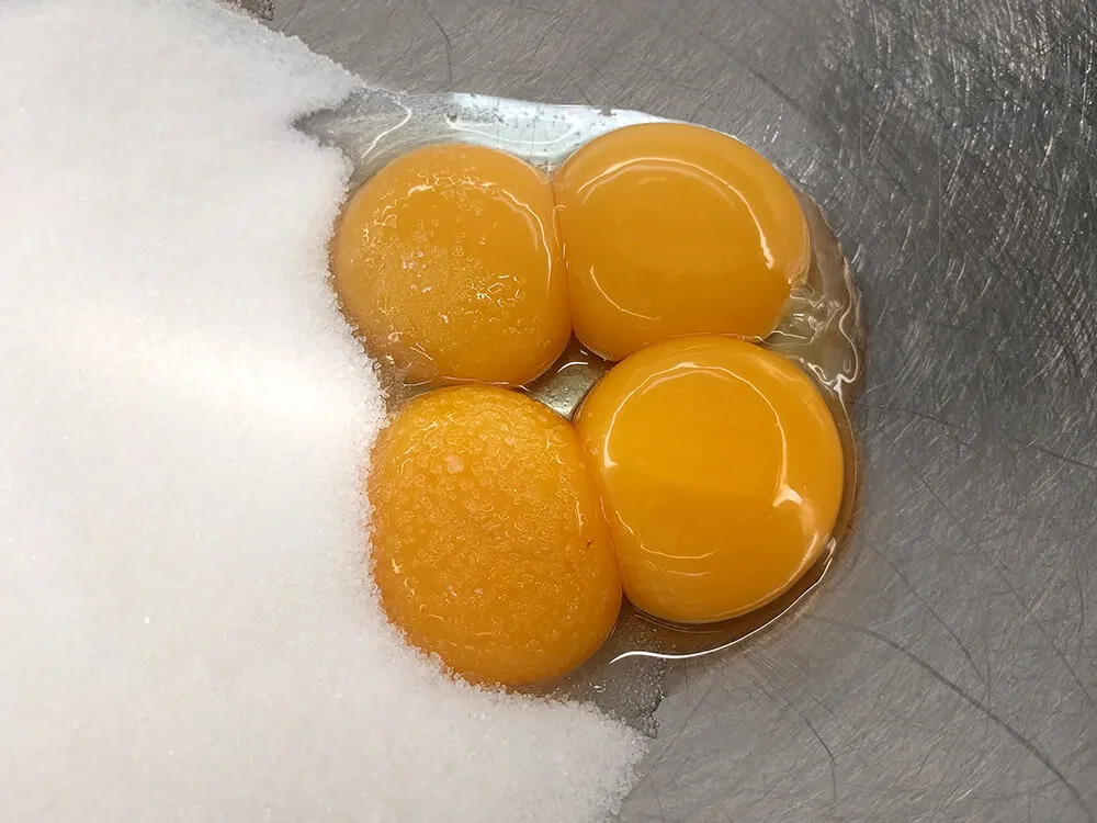 Yemas de huevo con azúcar