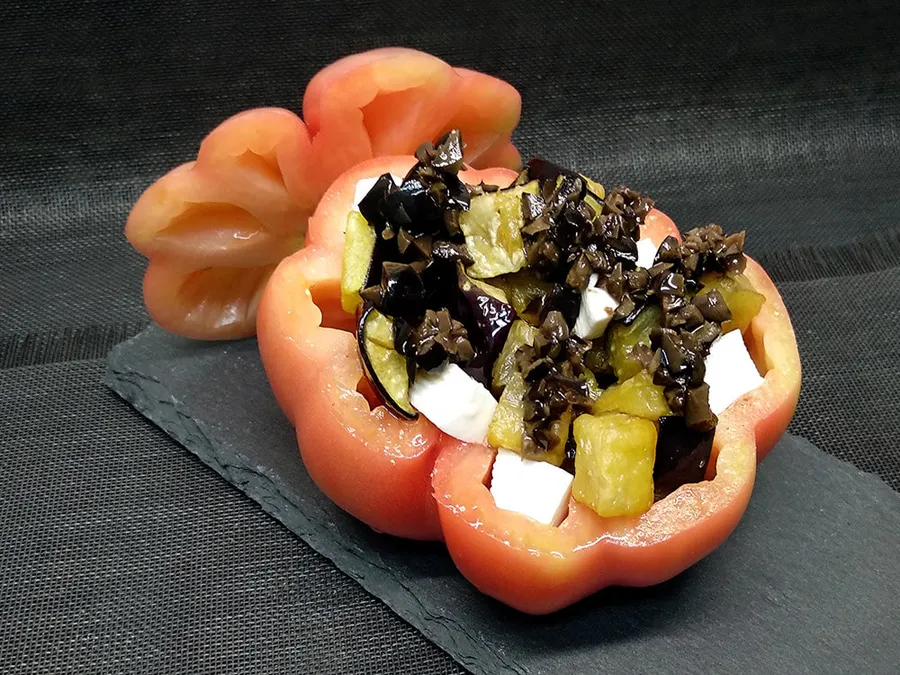 Tomate relleno de berenjena.