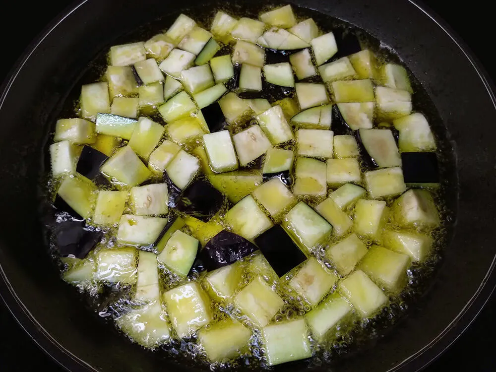 Dados de berenjena en sartén.