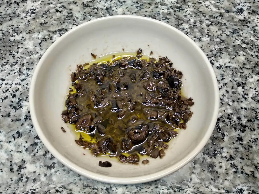 Vinagreta con olivas negras.