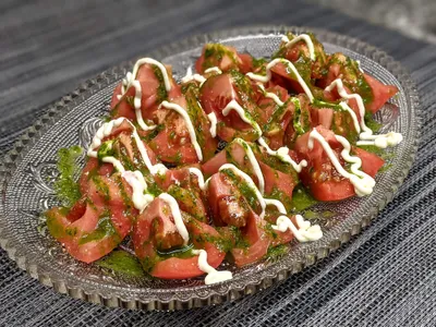 Tomates Monterosa con aceite de albahaca