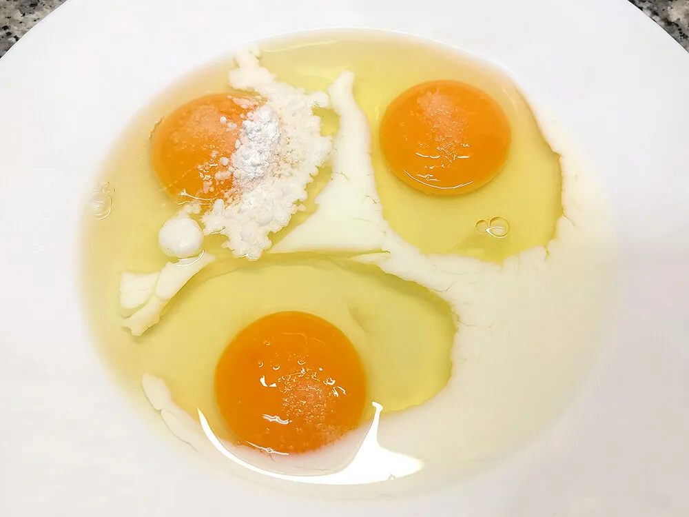 Huevos, leche, levadura y sal
