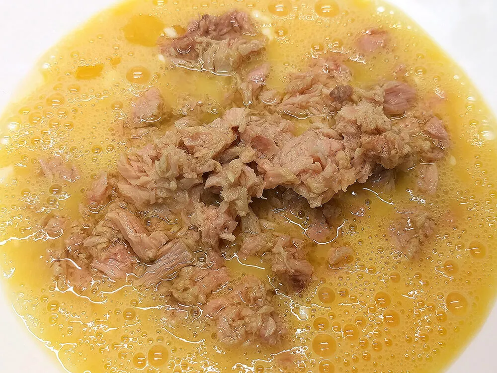 Huevos batidos con atún