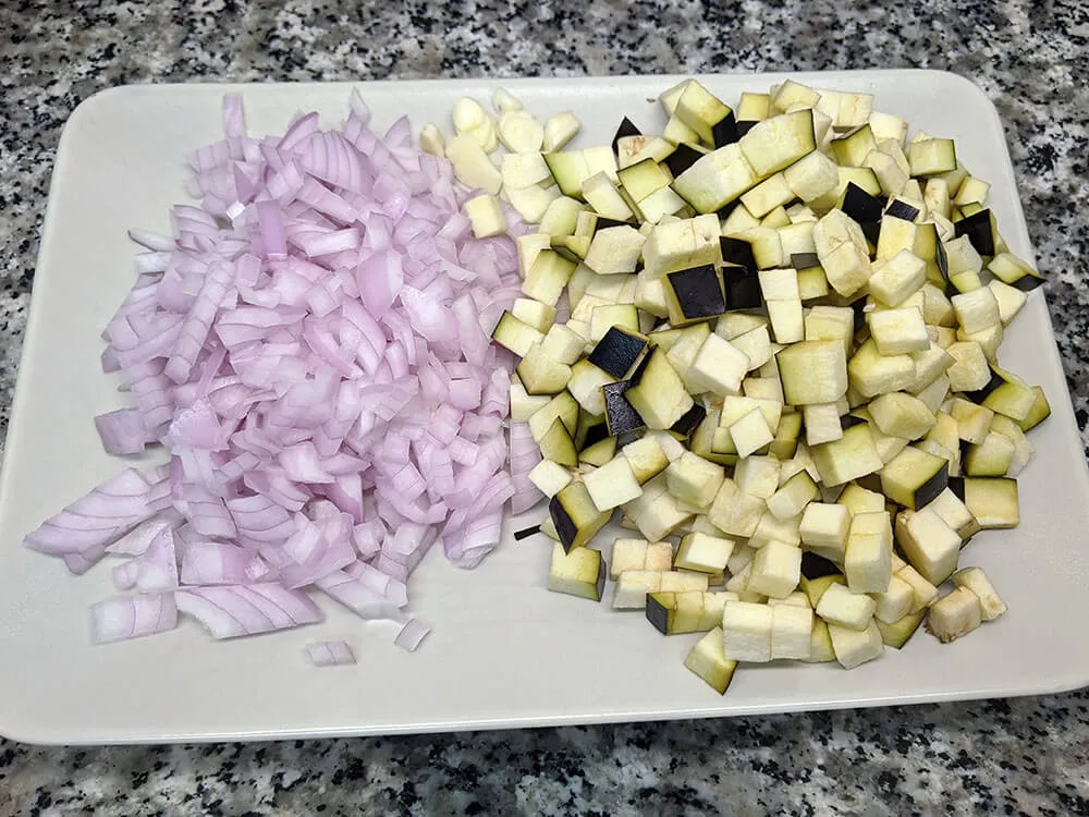 Cebolla y berenjena a daditos.