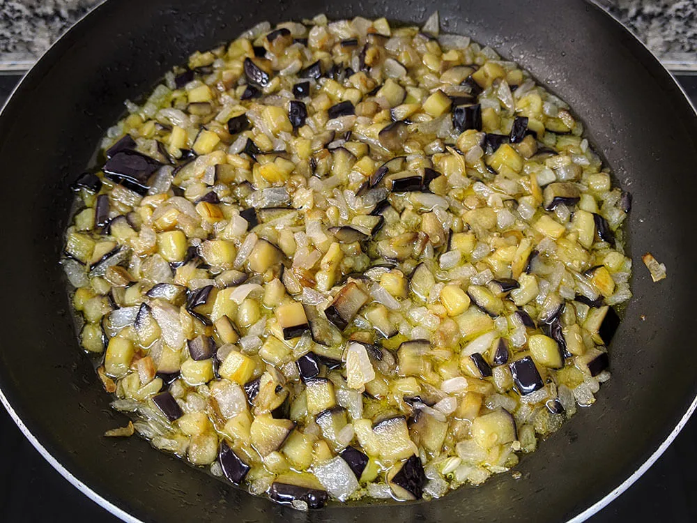 Cebolla y berenjena fritas.