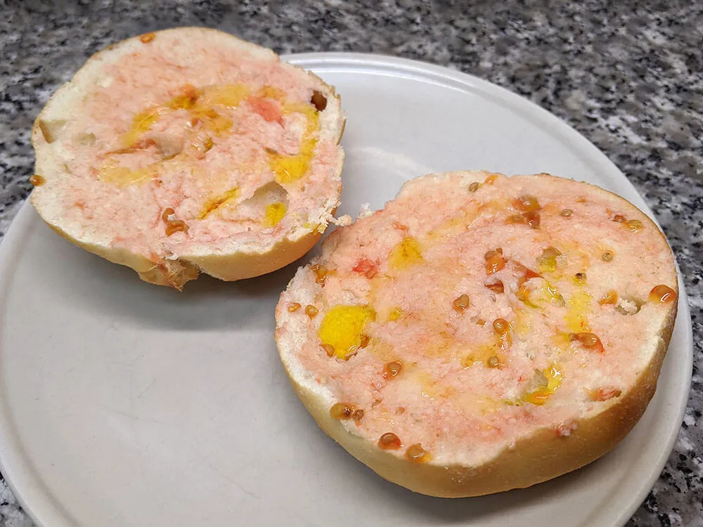 Pan untado con tomate.