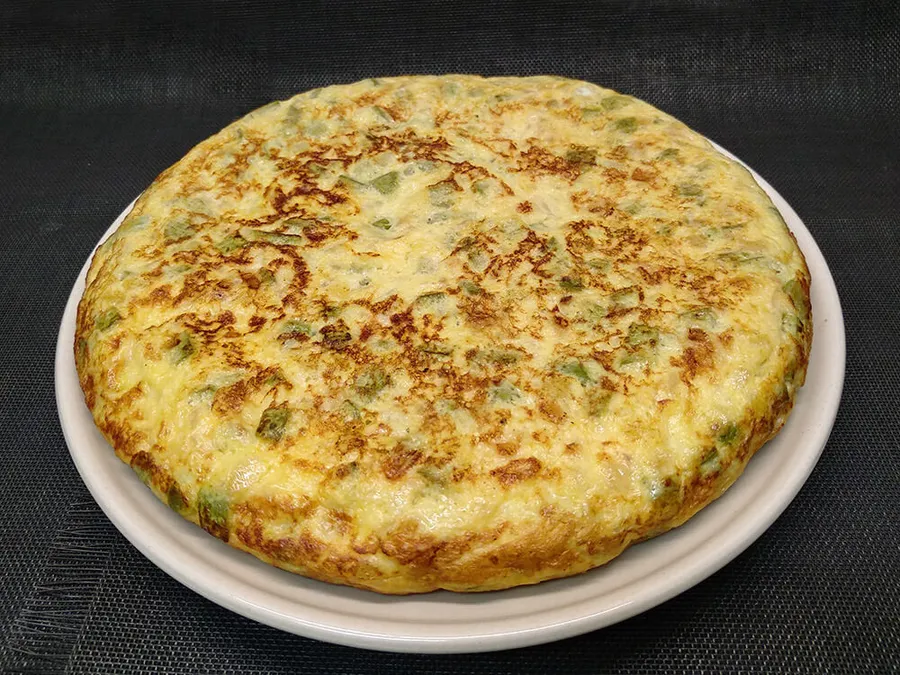 Tortilla de calabacín y cebolla.