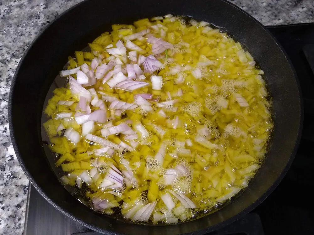 Cebolla cortada en sartén.