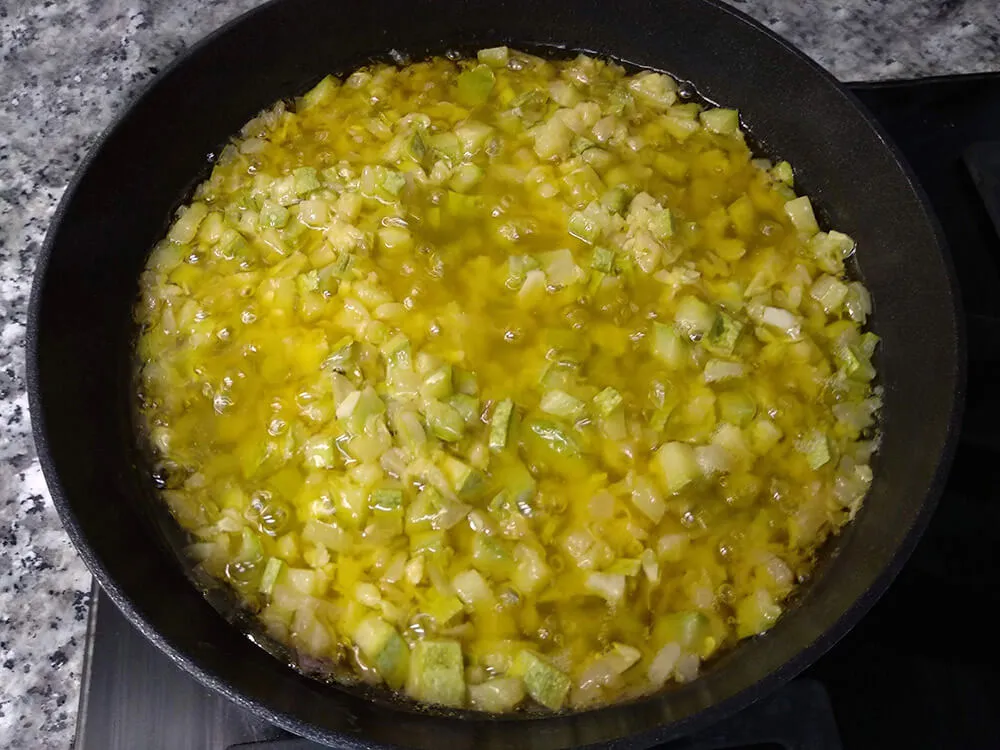 Cebolla y calabacín cocinados.