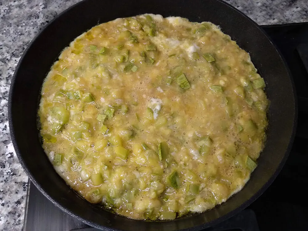 Tortilla de calabacín semi cuajada.