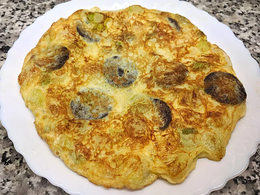 Tortilla de calçots y butifarra negra.