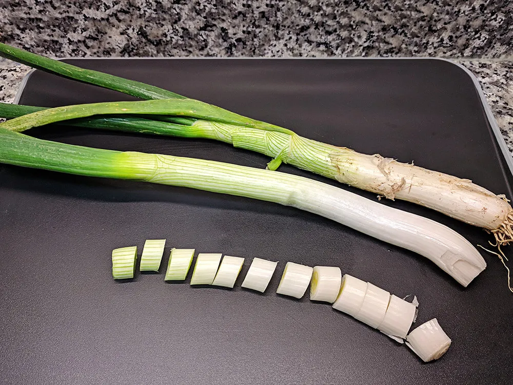 Calçots pelados y cortados.