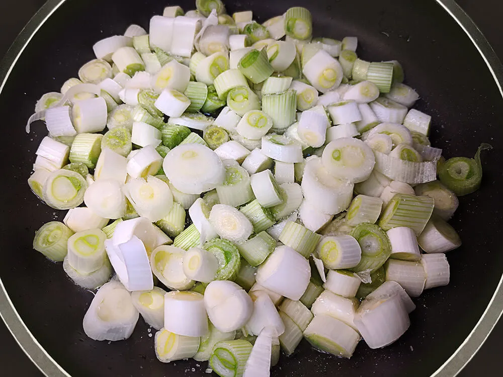 Calçots cortados en sartén.