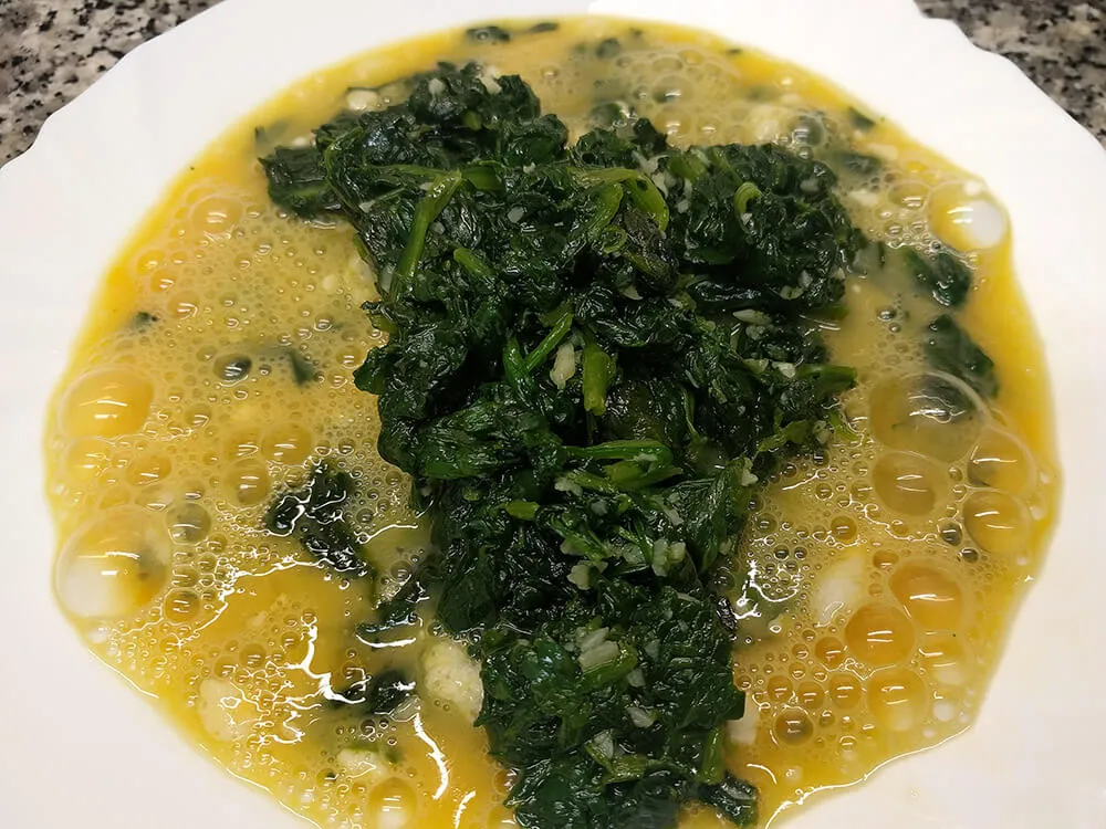 Huevos batidos y espinacas refritas