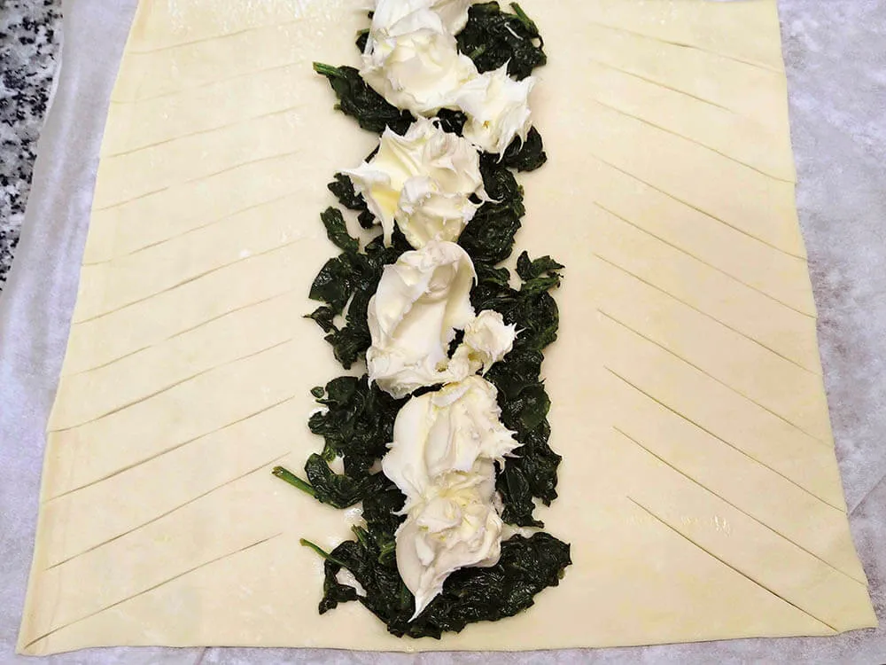 Masa de hojaldre, espinacas y mascarpone.