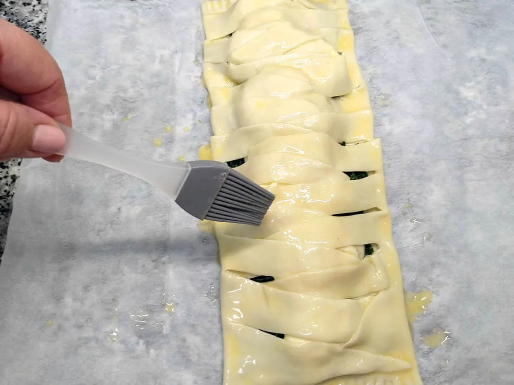 Trenza de hojaldre rellena de espinacas y mascarpone.