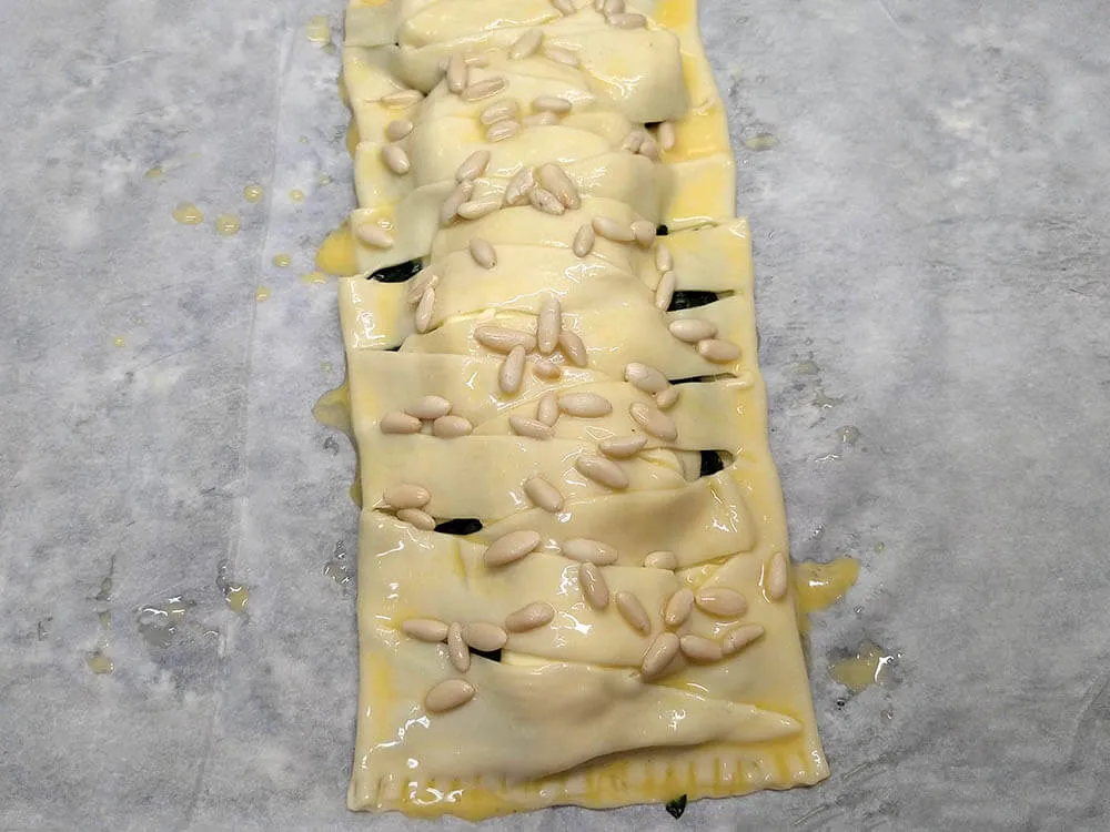 Trenza de hojaldre rellena de espinacas y mascarpone.