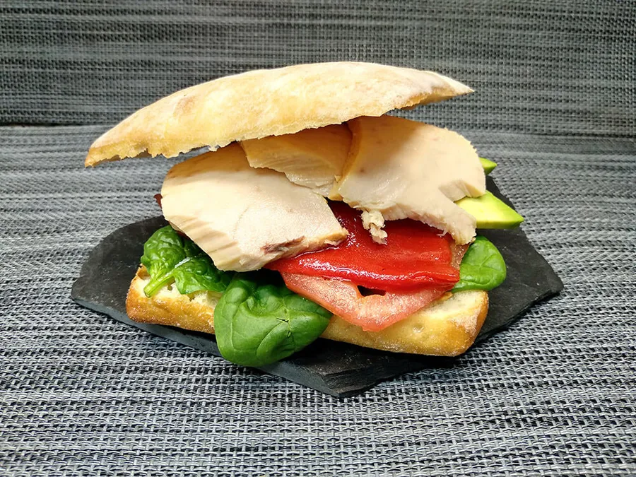 Presentación del vegetal de bonito con aguacate.