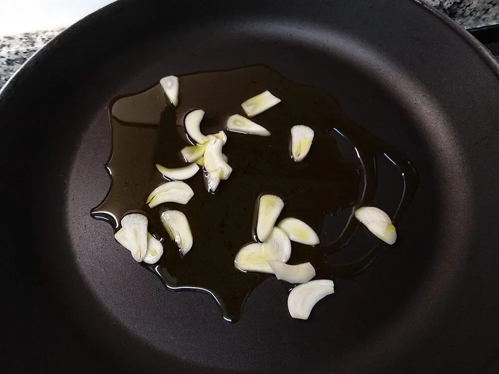 Dientes de ajo laminados en aceite Ove