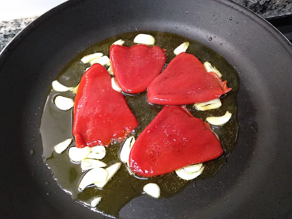 Dientes de ajo y piquillos.