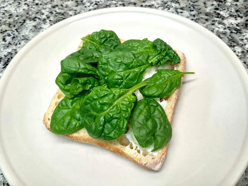 Chapata con mayonesa y espinacas baby.