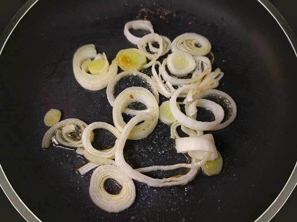 Rodajas de puerro rehogándose