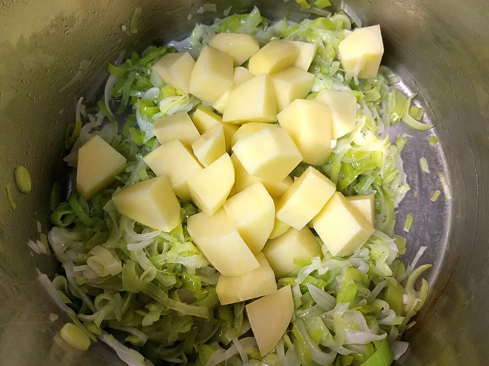 Puerro y cebolla rehogados con patata cruda