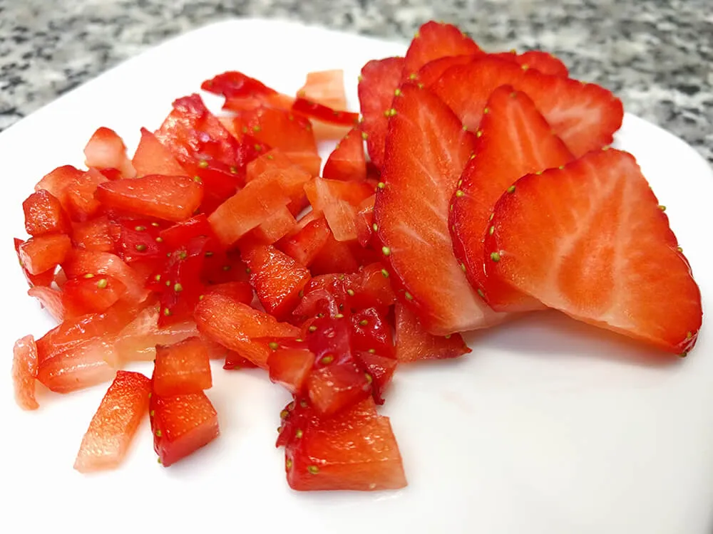 Fresas cortadas a lonchas finas y a macedonia pequeña